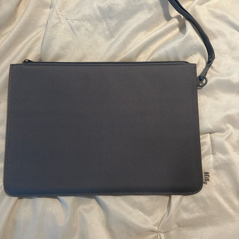 NWOT BEIS laptop case in gray